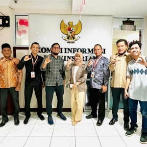 Sambangi Komisi Informasi, Dr. Saiful Ajak Manfaatkan Program 2 Tahun Bisa Sarjana STIE Riau